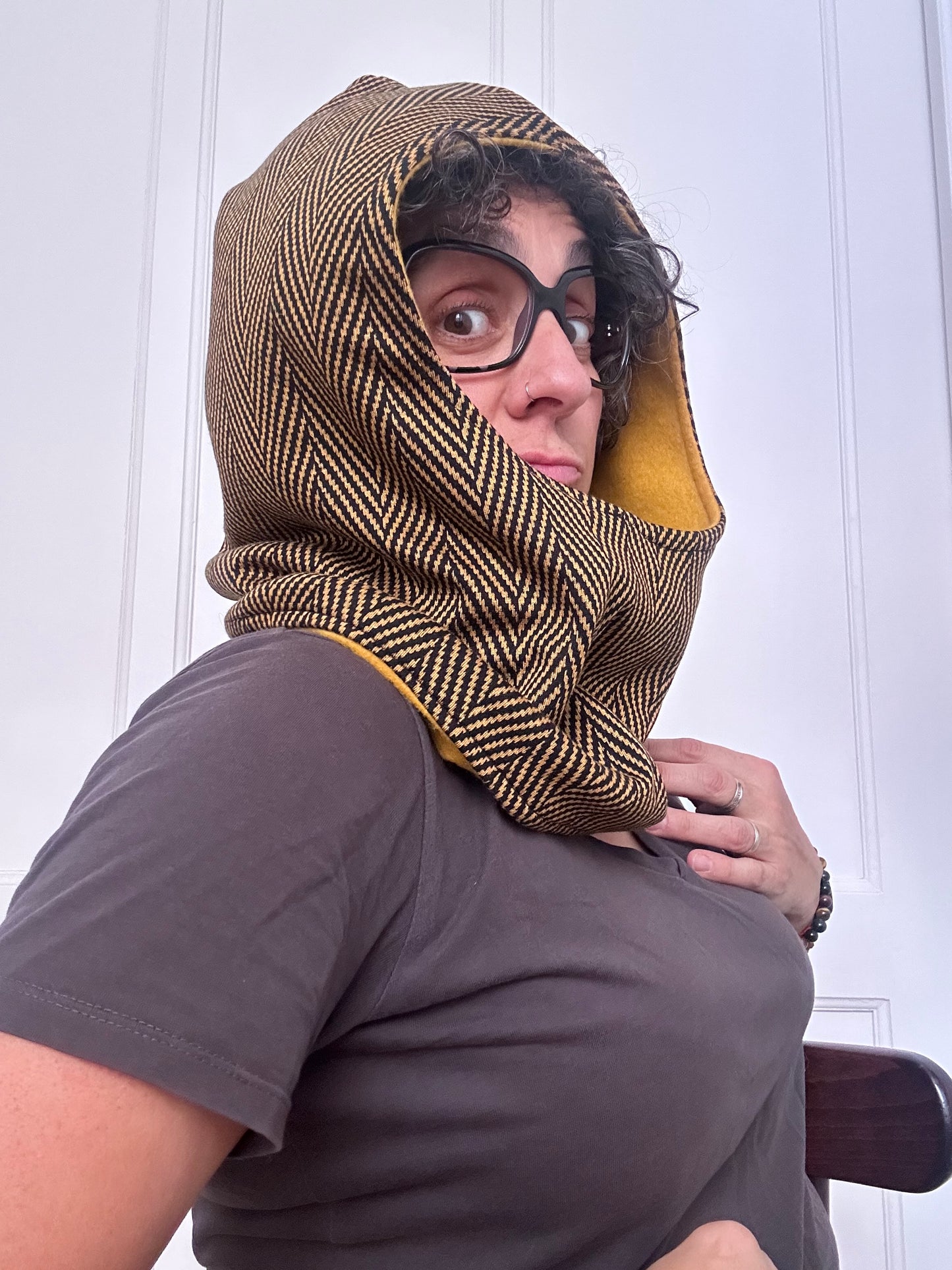 kaputxa adulto geometrik negro/mostaza