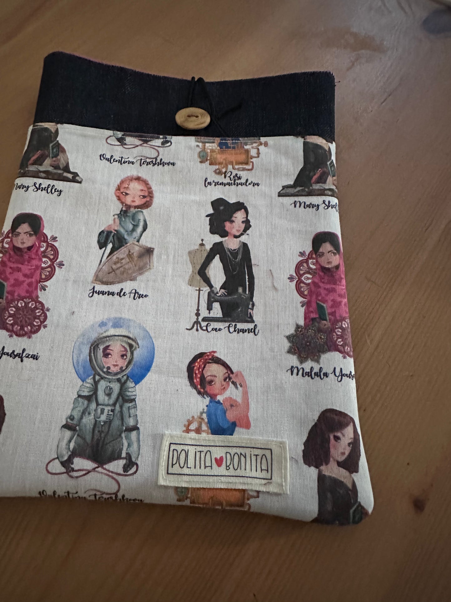 FUNDA LIBRO PEQUEÑO/EBOOK “MUJERES”