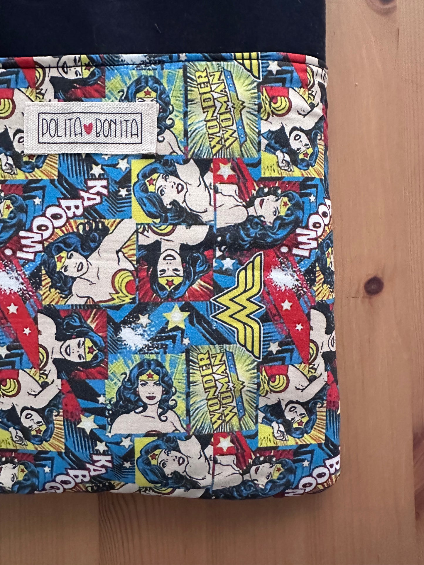 FUNDA LIBRO GRANDE/IPAD “WONDER WOMAN”