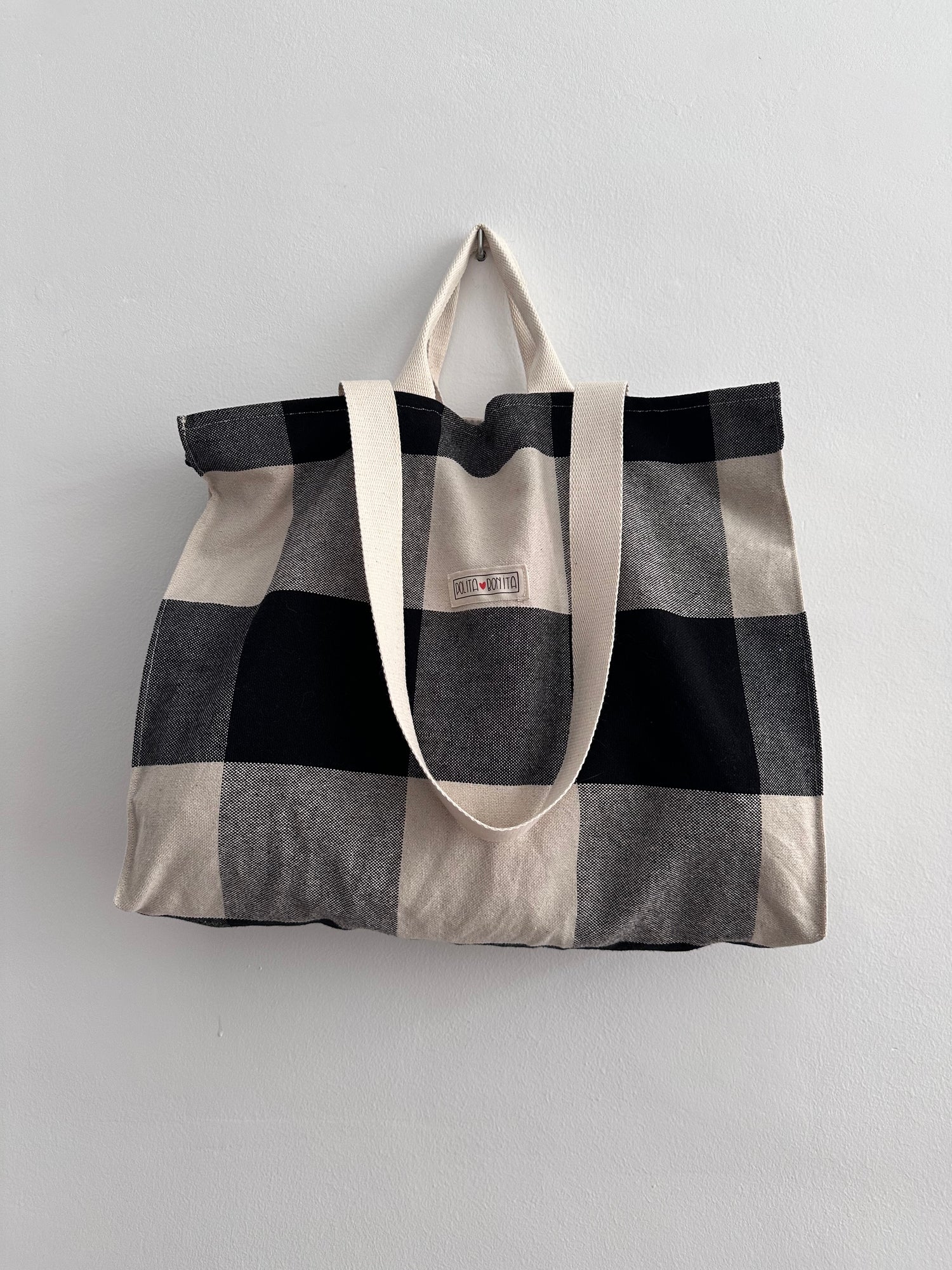 Bolso multiposición Aia hecho a mano por Polita-Bonita con algodón orgánico y líneas negras elegantes
